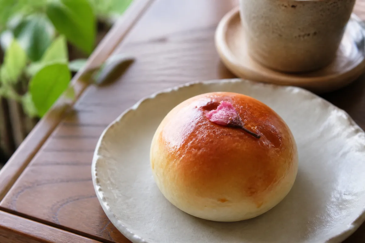 つぶあんぱん(桜の塩漬けのせ)